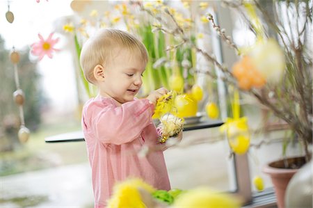 simsearch:6115-06779034,k - Little Girl Playing With Easter Decoration, Osijek, Croatia, Euope Foto de stock - Sin royalties Premium, Código: 6115-06779024