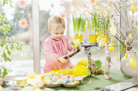 simsearch:6115-06779035,k - Little Girl Playing With Easter Decoration, Osijek, Croatia, Euope Foto de stock - Royalty Free Premium, Número: 6115-06779025