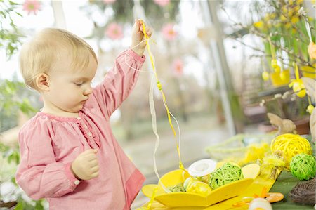 simsearch:6115-06779035,k - Little Girl Playing With Easter Decoration, Osijek, Croatia, Euope Foto de stock - Royalty Free Premium, Número: 6115-06779026