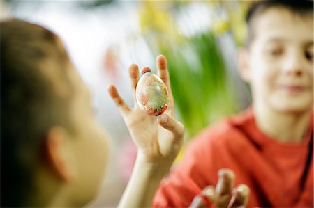 simsearch:400-05374611,k - Two Boys Painting Eggs, Osijek, Croatia, Europe Foto de stock - Sin royalties Premium, Código: 6115-06779036