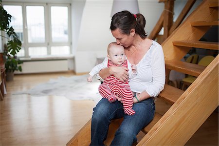 simsearch:6115-06779099,k - Young mother with baby girl at home, Munich, Bavaria, Germany Foto de stock - Sin royalties Premium, Código: 6115-06779105