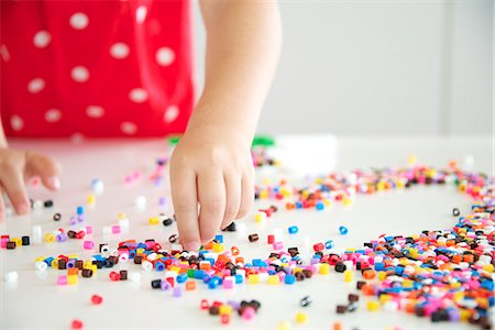 simsearch:6115-06778751,k - Girl Playing With Ironing Beads Foto de stock - Royalty Free Premium, Número: 6115-06732785