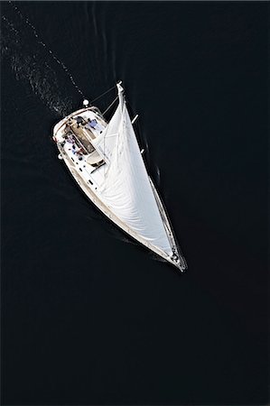 simsearch:6115-06733143,k - Croatia, Sailboat on the move, aerial view Photographie de stock - Premium Libres de Droits, Code: 6115-06732861