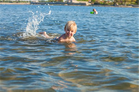 Croatia, Dalmatia, Little Boy Swimming In The Sea Foto de stock - Sin royalties Premium, Código: 6115-06732888