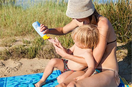 stomach - Croatia, Dalmatia, Mother Applying Sun Cream On Her Sons Hand Stock Photo - Premium Royalty-Free, Code: 6115-06732898