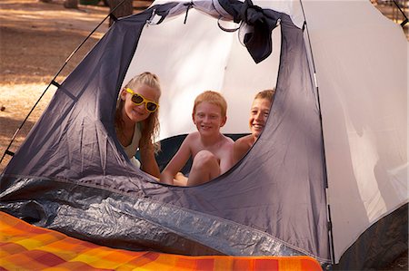 simsearch:6115-06732835,k - Croatia, Dalmatia, Children playing in tent on camping site Photographie de stock - Premium Libres de Droits, Code: 6115-06732835