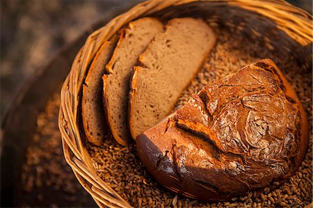 Loaf Of Bread And Maize In Basket, Croatia, Slavonia, Europe Foto de stock - Sin royalties Premium, Código: 6115-06732949