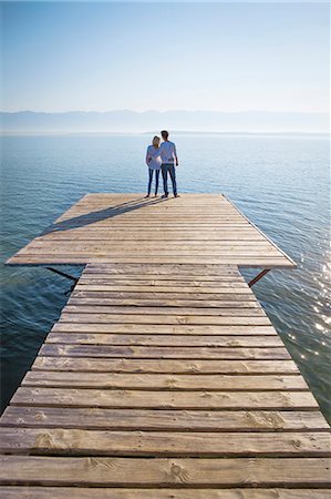 simsearch:6115-06732976,k - Croatia, Young couple stands on boardwalk, rear view Fotografie stock - Premium Royalty-Free, Codice: 6115-06732967