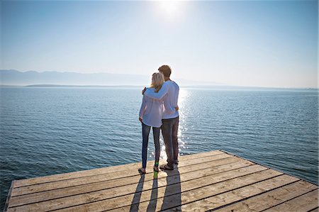 simsearch:6115-06732976,k - Croatia, Young couple on boardwalk embracing, rear view Fotografie stock - Premium Royalty-Free, Codice: 6115-06732964