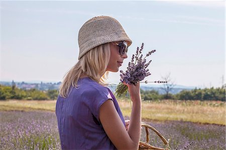 simsearch:6115-06732993,k - Young Woman Holding Bunch Of Lavender in Hands, Croatia, Dalmatia, Europe Photographie de stock - Premium Libres de Droits, Code: 6115-06732989