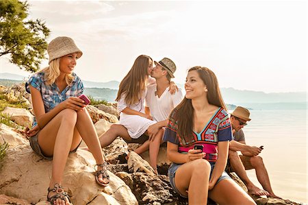 Croatia, Dalmatia, Young people at the seaside, using phones Foto de stock - Sin royalties Premium, Código: 6115-06733080