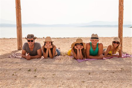 simsearch:6115-06733085,k - Croatia, Five young people on beach, side by side Stockbilder - Premium RF Lizenzfrei, Bildnummer: 6115-06733098