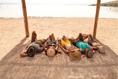 simsearch:6115-06732976,k - Croatia, Five young people on beach, relaxing side by side Fotografie stock - Premium Royalty-Free, Codice: 6115-06733099