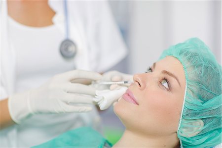 Patient Getting A Cosmetic Surgery Treatment Foto de stock - Sin royalties Premium, Código: 6115-06733253