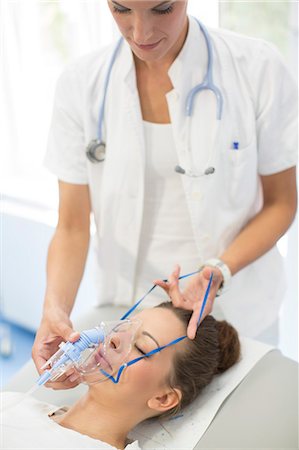 female patient oxygen - Patient With Oxygen Mask Photographie de stock - Premium Libres de Droits, Code: 6115-06733257