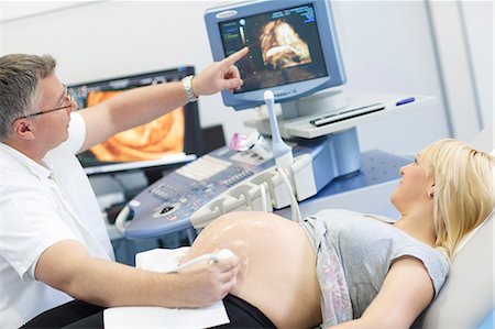 points - Pregnant woman having an ultrasound Photographie de stock - Premium Libres de Droits, Code: 6115-06733292