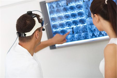 radiology patient - Doctor and Patient Examining MRI Scans Foto de stock - Sin royalties Premium, Código: 6115-06733234