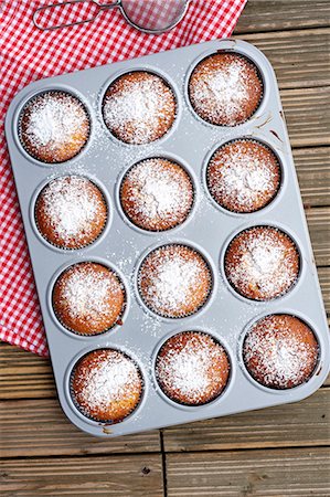 sucre en poudre - Fresh baked muffins cooling in pan, Munich, Bavaria, Germany Photographie de stock - Premium Libres de Droits, Code: 6115-06966967