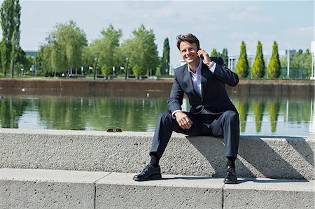 Businessman Using Mobile Phone, Munich, Bavaria, Germany Foto de stock - Sin royalties Premium, Código: 6115-06966982