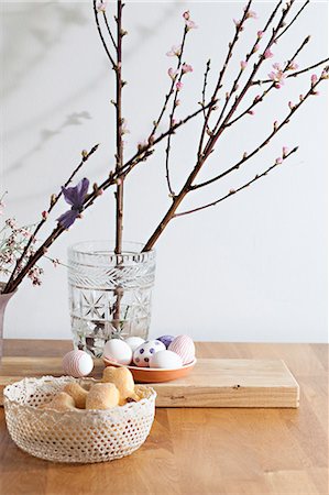 simsearch:6115-06779030,k - Easter decoration, twigs, eggs and Easter cake, Munich, Bavaria, Germany Fotografie stock - Premium Royalty-Free, Codice: 6115-06967041