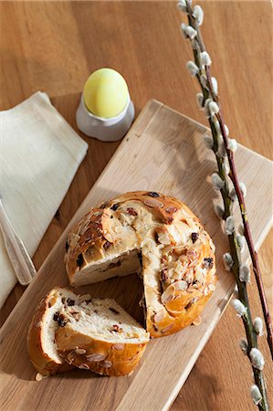 simsearch:6115-06779030,k - Easter bread, painted egg and willow twigs, Munich, Bavaria, Germany Fotografie stock - Premium Royalty-Free, Codice: 6115-06967044