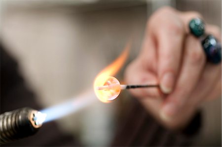 flamme - Craftswoman making beads, close-up, Augsburg, Bavaria, Germany Photographie de stock - Premium Libres de Droits, Code: 6115-06967067