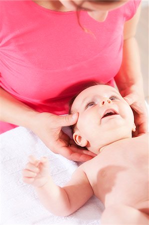 Baby boy receiving treatment from female osteopath, Munich, Bavaria, Germany Foto de stock - Sin royalties Premium, Código: 6115-06967023