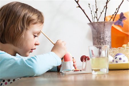 Little girl coloring Easter eggs, Munich, Bavaria, Germany Photographie de stock - Premium Libres de Droits, Code: 6115-06967036