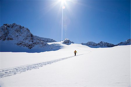 simsearch:6115-07109842,k - Skier walking across glacier, Stubai, Tyrol, Austria Photographie de stock - Premium Libres de Droits, Code: 6115-06967164