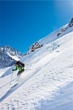 simsearch:6115-07109838,k - Female skier skiing downhill, Stubai, Tyrol, Austria Foto de stock - Sin royalties Premium, Código: 6115-06967171