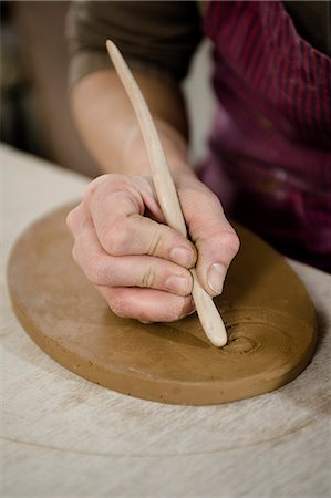 simsearch:625-02267926,k - Craftswoman carving pattern into clay, Bavaria, Germany, Europe Foto de stock - Sin royalties Premium, Código: 6115-06967133