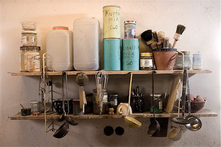 poterie - Pottery tools on a shelf, Bavaria, Germany, Europe Photographie de stock - Premium Libres de Droits, Code: 6115-06967139