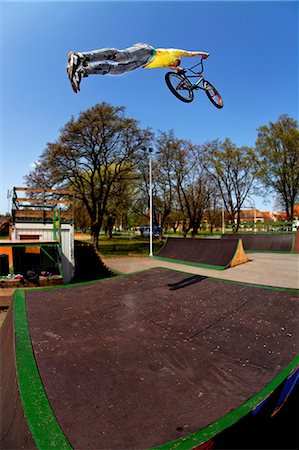 Teenager doing BMX bike stunt in skateboard park, Osijek, Croatia, Europe Photographie de stock - Premium Libres de Droits, Code: 6115-06967208