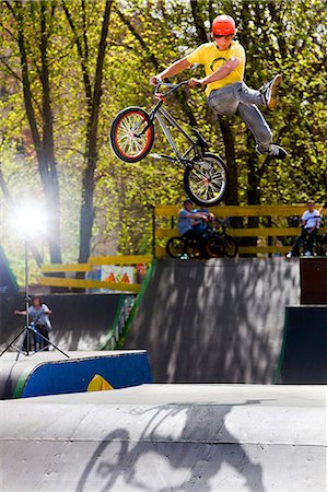 reflector - Teenager doing BMX bike stunt in skateboard park, Osijek, Croatia, Europe Foto de stock - Sin royalties Premium, Código: 6115-06967211