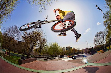 extreme - Teenager doing BMX bike stunt in skateboard park, Osijek, Croatia, Europe Foto de stock - Sin royalties Premium, Código: 6115-06967215