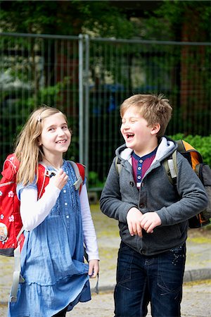 simsearch:6115-07109598,k - Two children walking to school, Munich, Bavaria, Germany Photographie de stock - Premium Libres de Droits, Code: 6115-07109652