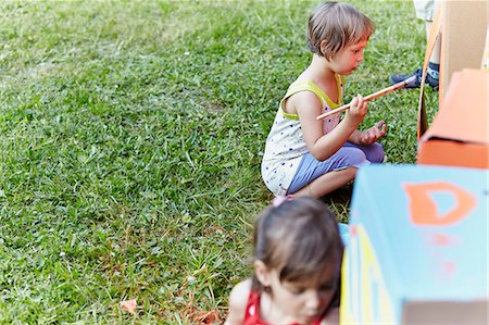 simsearch:6115-07109681,k - Children painting cardboard boxes, Munich, Bavaria, Germany Stock Photo - Premium Royalty-Free, Code: 6115-07109672