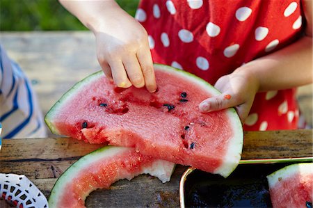 simsearch:6115-07109681,k - Girl eating water melon, removing pips, Munich, Bavaria, Germany Stock Photo - Premium Royalty-Free, Code: 6115-07109678