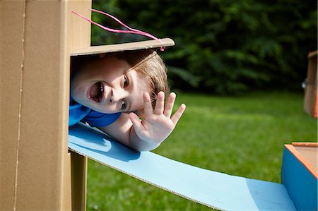 simsearch:6115-06732782,k - Boy playing in cardboard playhouse, Munich, Bavaria, Germany Photographie de stock - Premium Libres de Droits, Code: 6115-07109687