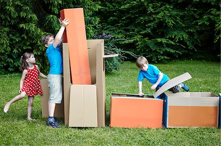 simsearch:6115-06732782,k - Children playing in cardboard boxes, Munich, Bavaria, Germany Photographie de stock - Premium Libres de Droits, Code: 6115-07109688