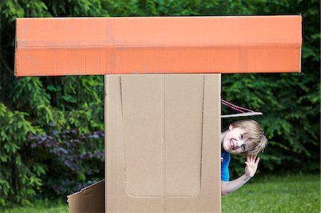 simsearch:6115-06732782,k - Boy playing in cardboard box, Munich, Bavaria, Germany Photographie de stock - Premium Libres de Droits, Code: 6115-07109690