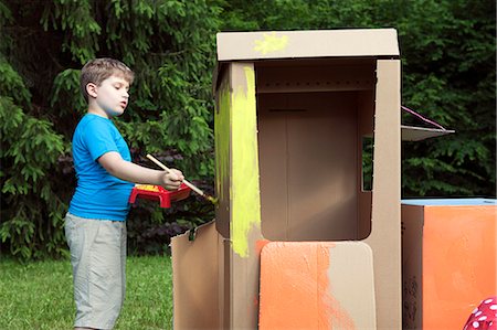 Boy painting cardboard boxes, Munich, Bavaria, Germany Photographie de stock - Premium Libres de Droits, Code: 6115-07109699