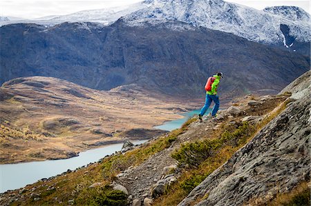 simsearch:6115-07109775,k - Man speed hiking along mountain trail, Norway, Europe Foto de stock - Royalty Free Premium, Número: 6115-07109768