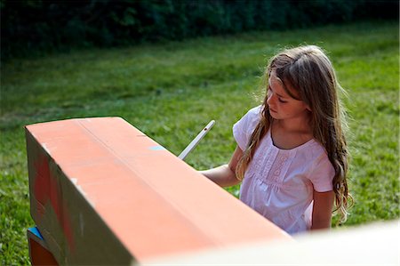 simsearch:6115-06732782,k - Girl painting cardboard box, Munich, Bavaria, Germany Photographie de stock - Premium Libres de Droits, Code: 6115-07109701