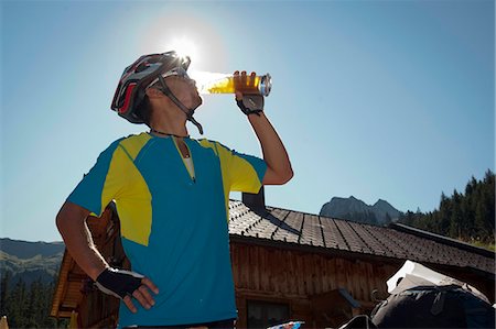 Mountain biker drinking a beer, Kleinwalsertal, Vorarlberg, Austria Foto de stock - Sin royalties Premium, Código: 6115-07109844