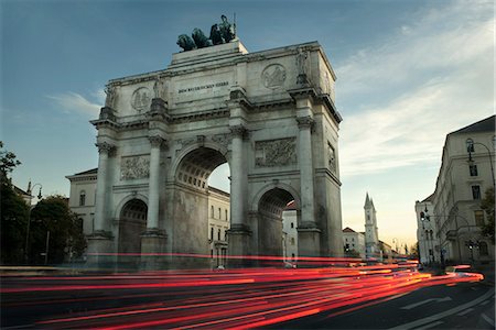 streaking lights sky not illustration not people - Traffic passing through Victory Gate at night, Munich, Bavaria, Germany Stock Photo - Premium Royalty-Free, Code: 6115-07109851