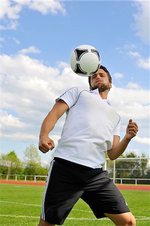 simsearch:6115-07109919,k - Soccer player heading the ball, Munich, Bavaria, Germany Photographie de stock - Premium Libres de Droits, Code: 6115-07109913