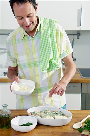 simsearch:6108-06166653,k - Man Preparing Noodle Bake In Kitchen Foto de stock - Royalty Free Premium, Número: 6115-07282675