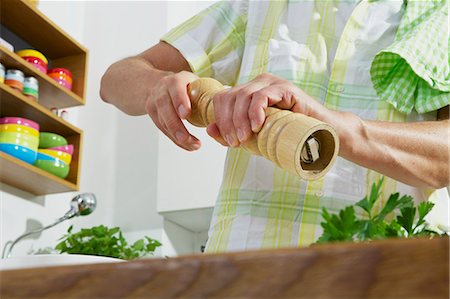 poivrier - Man Holding Pepper Mill In Hands Photographie de stock - Premium Libres de Droits, Code: 6115-07282679