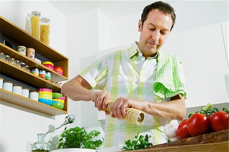 simsearch:6108-06166653,k - Man In Kitchen Foto de stock - Royalty Free Premium, Número: 6115-07282680